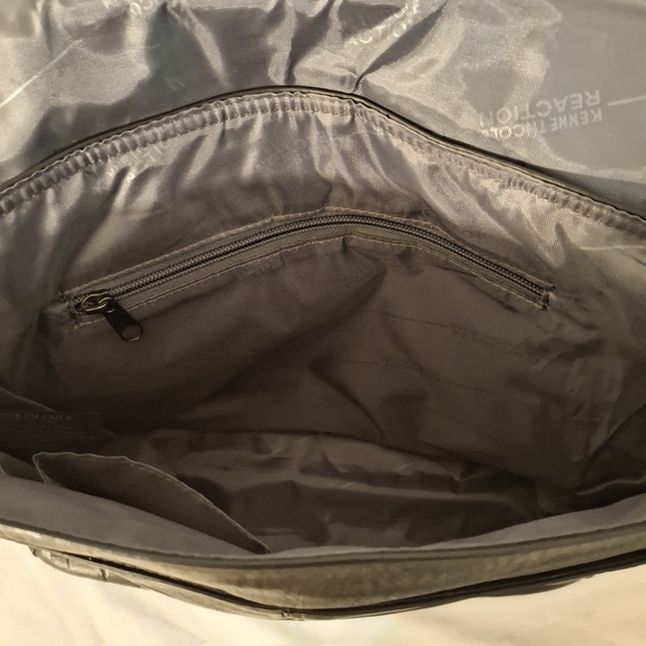 Kenneth Cole Reaction Black Leather Messenger Bag with Structured Design - Picture 4 of 11